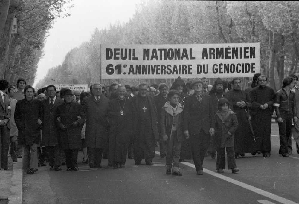 coll-vheloyan-defile-24avril1976-0030 - Année: 1976