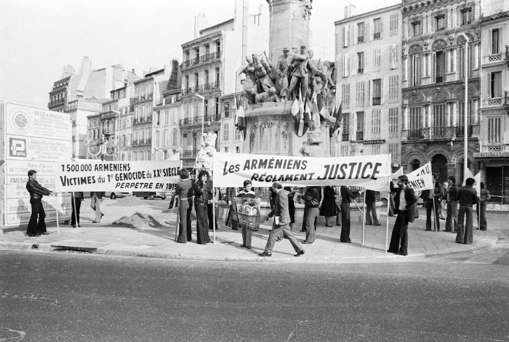 coll-vheloyan-manif-24avril1977-0010 - Year: 1977