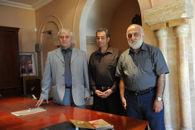 Hratchya Tamrazian, directeur du Matenadran, Varoujan Artin, association ARAM, Gourgen Gasparian directeur des numérisations. (photo Max Sivaslian - Nouvelles d'Arménie)